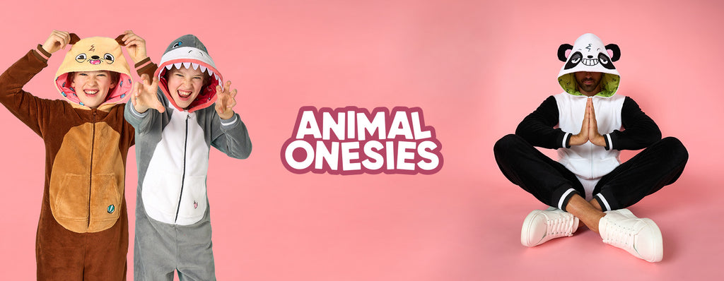 Plaatje met roze achtergrond en aan de linkerkant 2 kinderen met dieren onesies aan en aan de rechterkant een man met een dieren onesie aan.