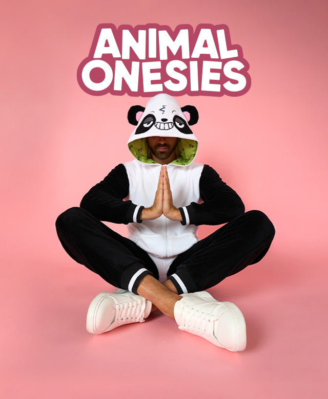 Plaatje met roze achtergrond en een man met een dieren onesie aan.