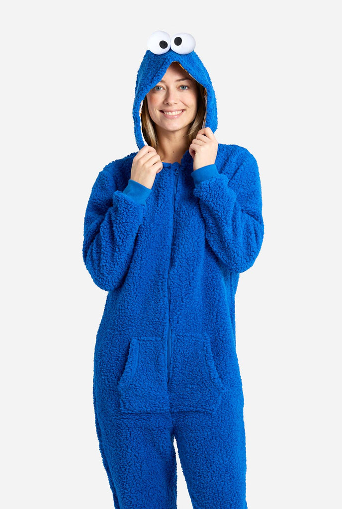 Vrouw draagt rode pluche Cookie Monster onesie voor volwassenen