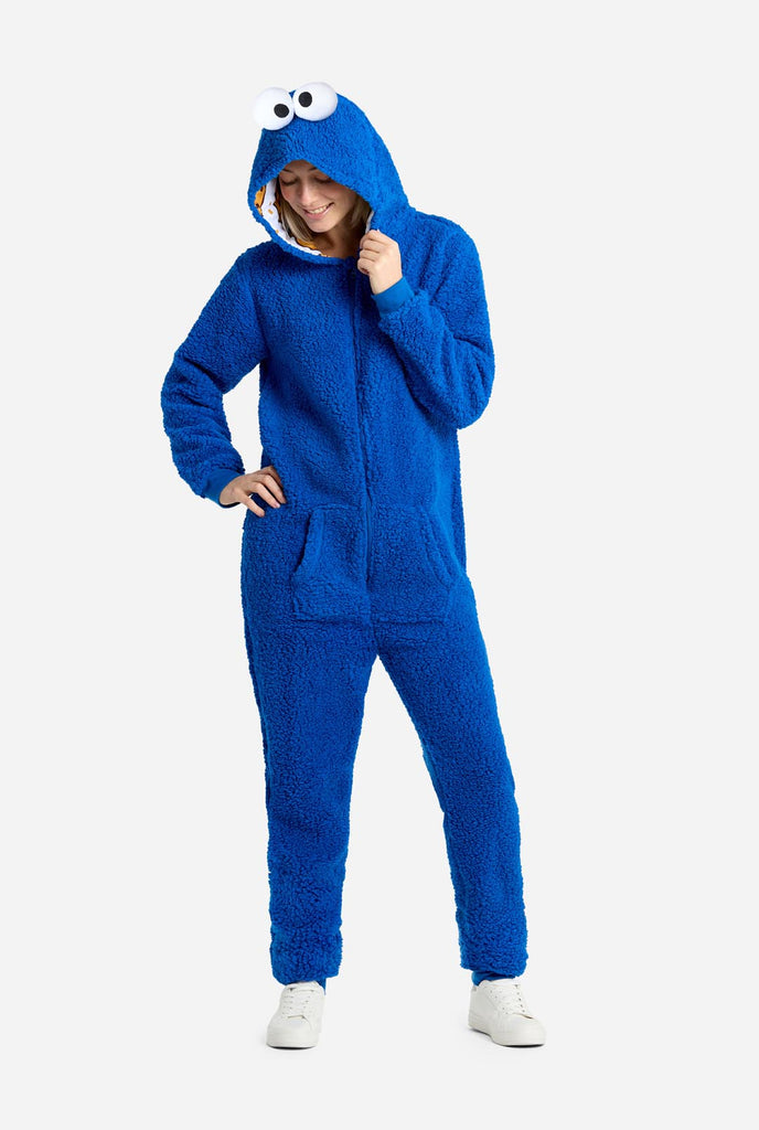 Vrouw draagt rode pluche Cookie Monster onesie voor volwassenen