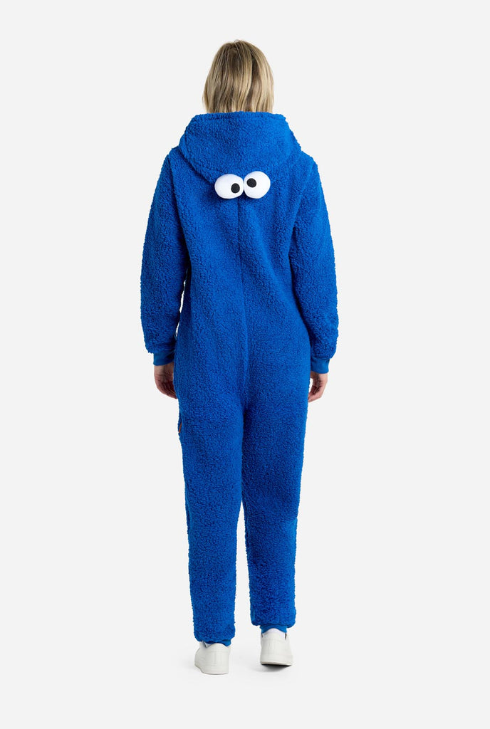 Vrouw draagt rode pluche Cookie Monster onesie voor volwassenen, beeld van de achterkant