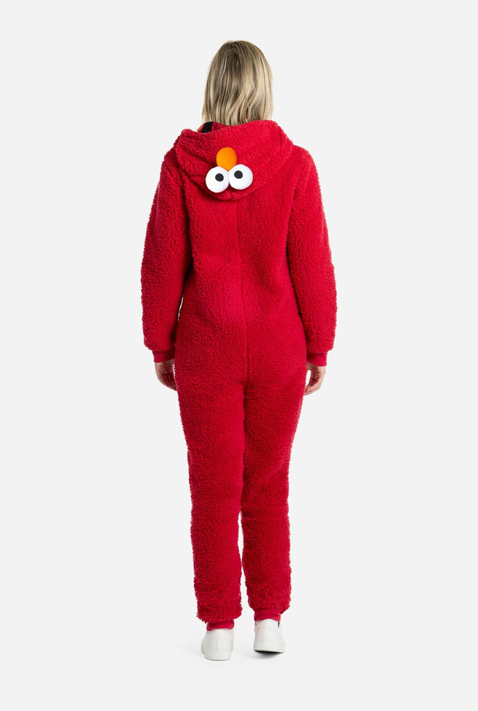 Vrouw draagt rode pluche Elmo onesie voor volwassenen, beeld van de achterkant