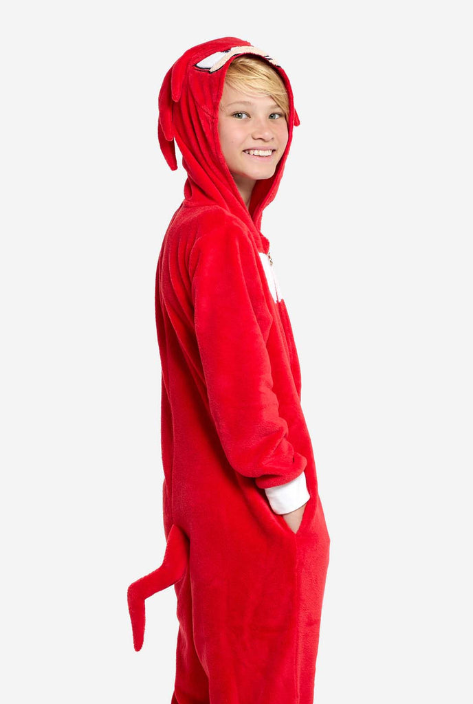 Een kind draagt ​​een felrode kinderonesie met Knuckles the Echidna-thema van OppoSuits. De leuke en knusse onesie heeft een ritssluiting aan de voorkant en een vaste capuchon die lijkt op het gezicht van Knuckles, compleet met expressieve ogen en slappe dreadlocks. Het pak is voornamelijk rood, met een wit halvemaanvormig patroon op de borst, wat de iconische look van Knuckles uit de videogameserie Sonic the Hedgehog weerspiegelt.