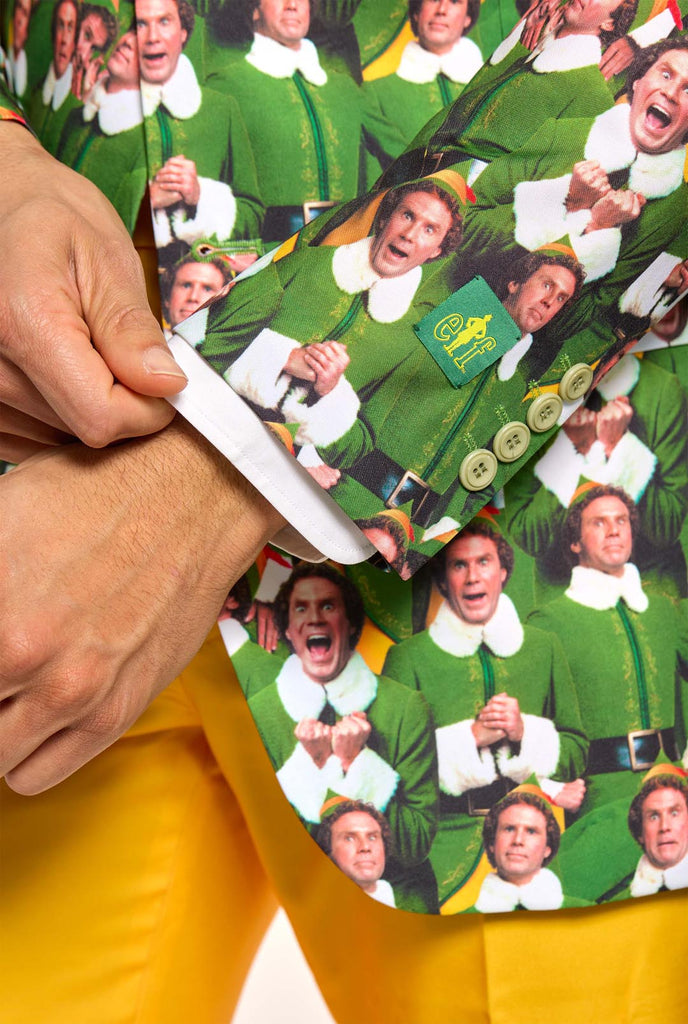 Man draagt geel en groen Kerstpak met ELF thema, close up