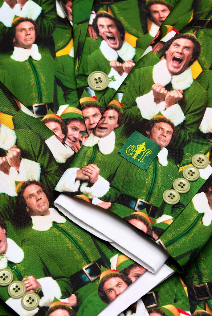 Man draagt geel en groen Kerstpak met ELF thema, close up