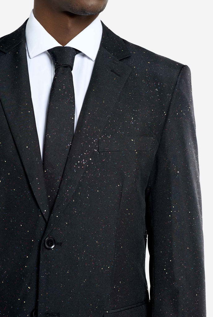 Man draagt een OppoSuits Glitzy Glitter zwart herenpak met glitters.