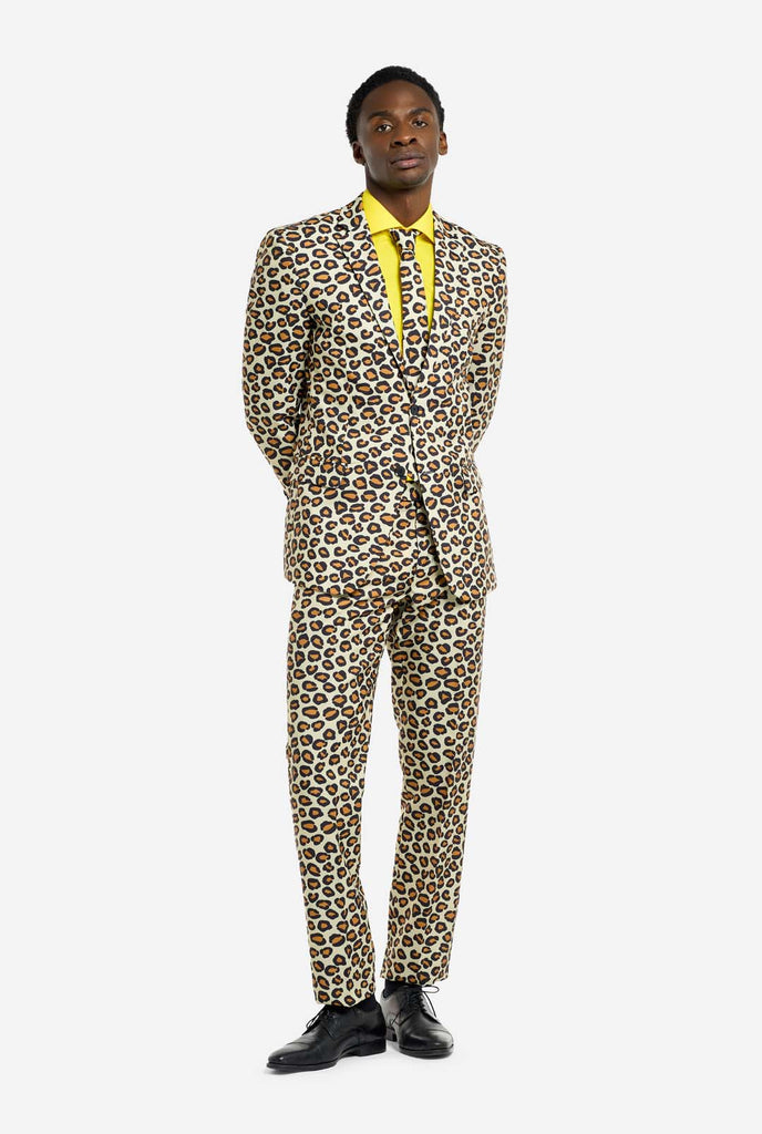 Man draagt OppoSuits The Jag panterprint herenpak.