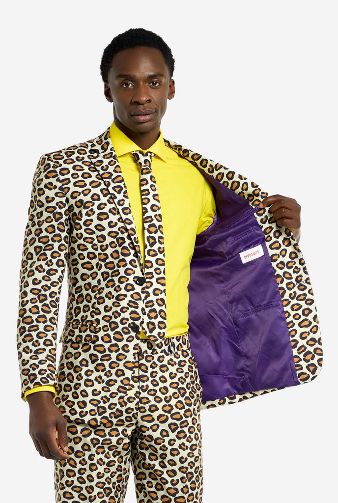 Man draagt OppoSuits The Jag panterprint herenpak.