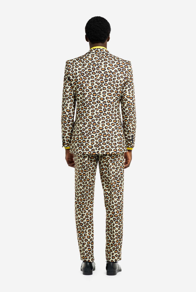 Man draagt OppoSuits The Jag panterprint herenpak.