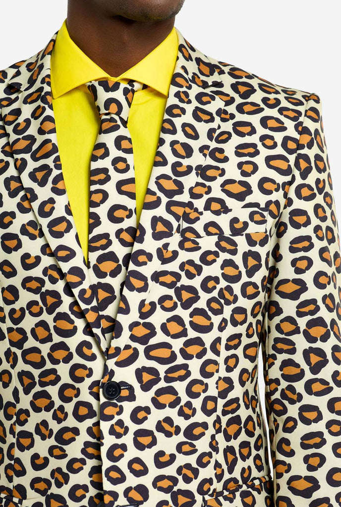 Man draagt OppoSuits The Jag panterprint herenpak.