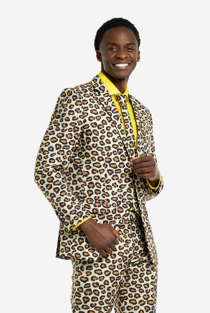 Man draagt OppoSuits The Jag panterprint herenpak.