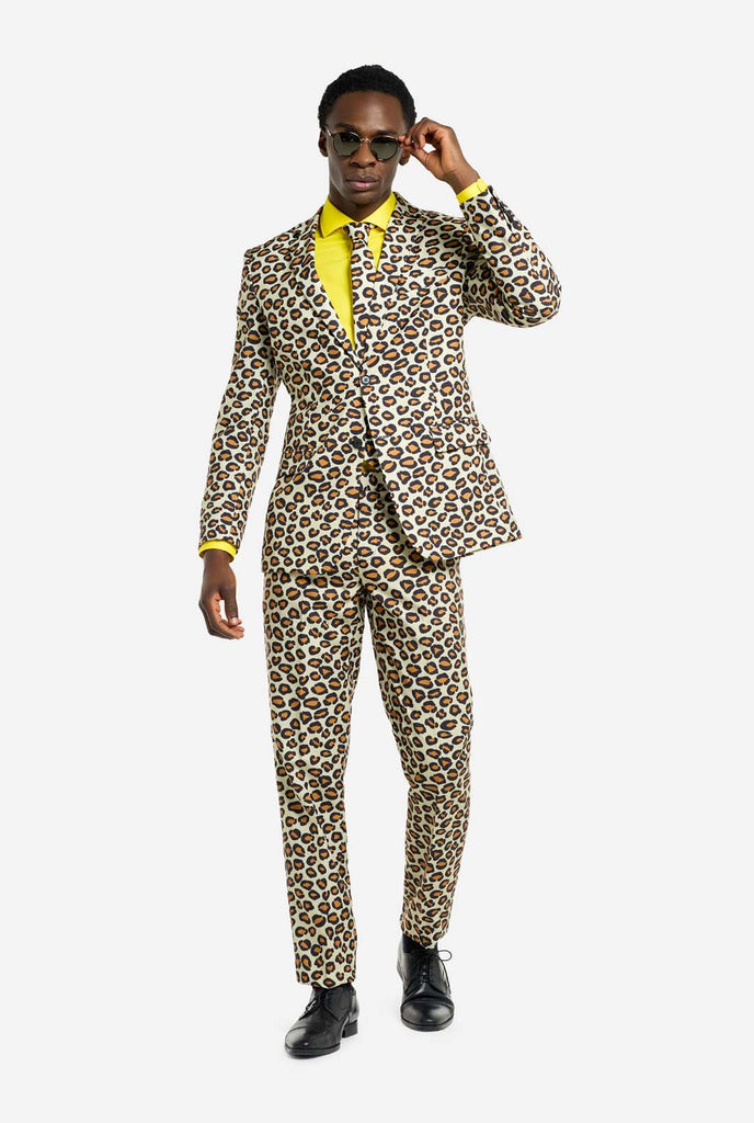 Man draagt OppoSuits The Jag panterprint herenpak.