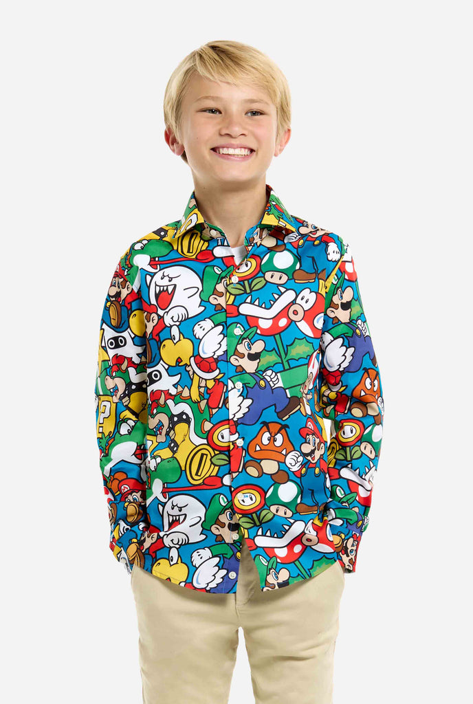 Afbeelding van tiener die een Super Mario all over print shirt draagt. De hoofdkleur is blauw, maar er is ook geel, rood en wit.