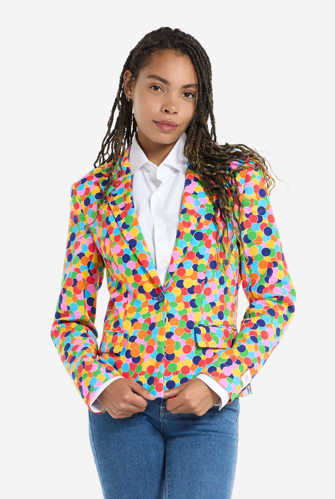 Vrouw draagt ​​damesblazer met confettiprint