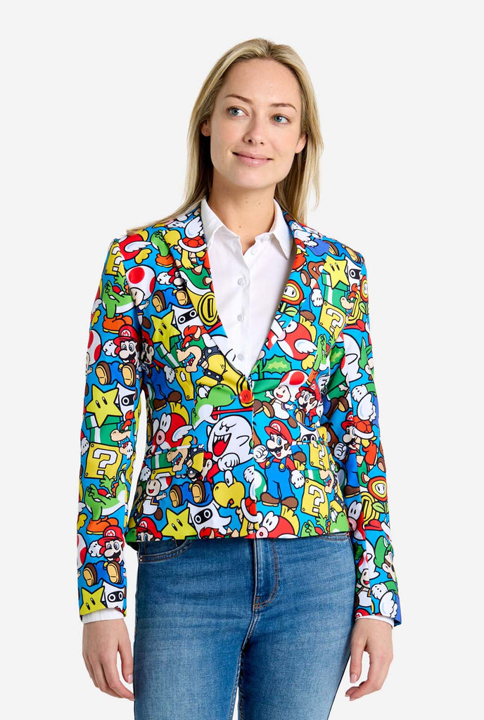 Vrouw draagt ​​een all-over print Super Mario blazer met iconische Super Mario karakters. De basis is lichtblauw, maar er is ook geel, rood en wit.