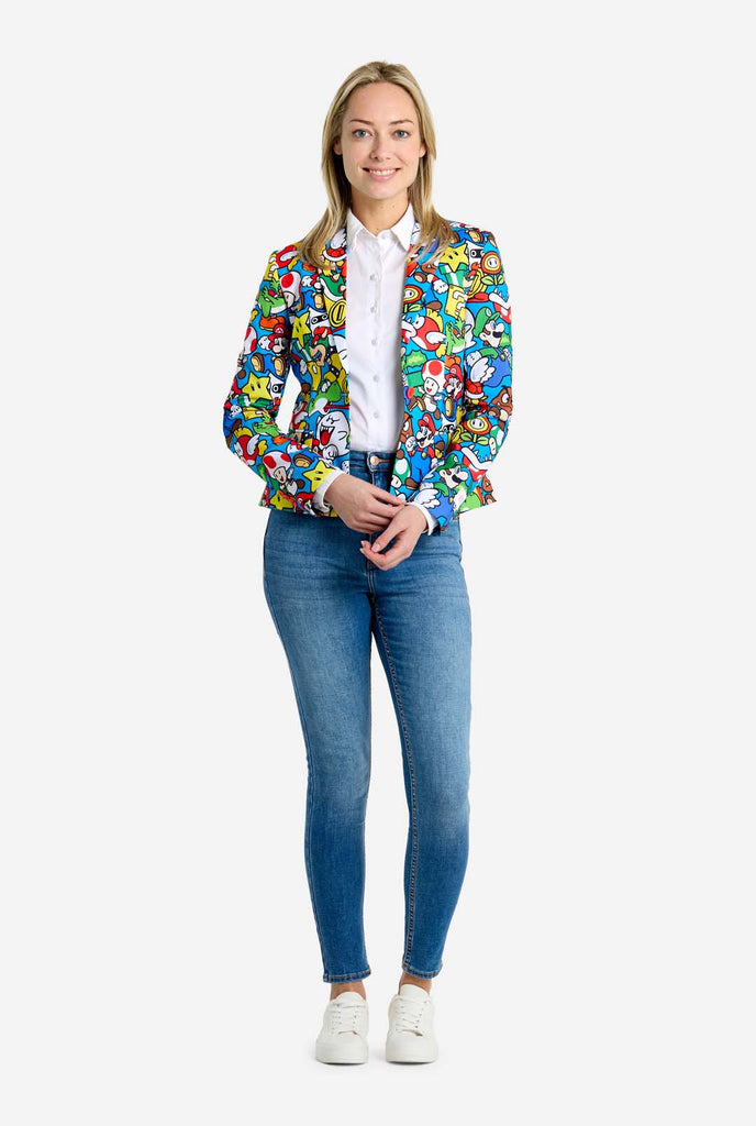 Vrouw draagt ​​een all-over print Super Mario blazer met iconische Super Mario karakters. De basis is lichtblauw, maar er is ook geel, rood en wit.