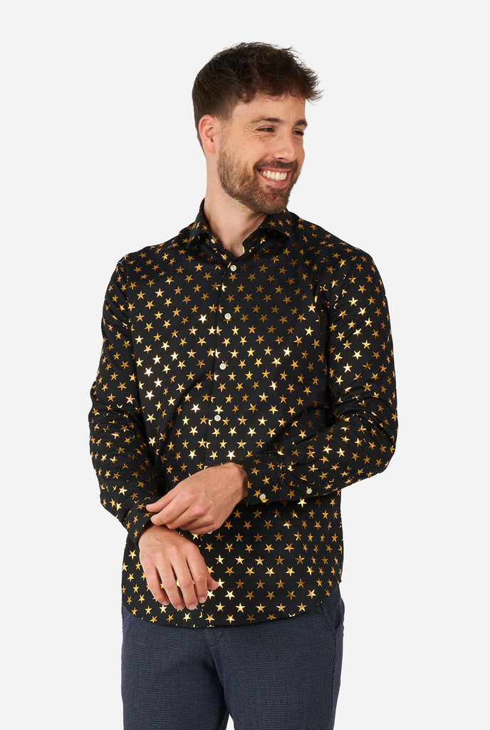 Deze afbeelding toont een stijlvol herenoverhemd van OppoSuits, ontworpen met een zwarte basis versierd met een opvallend gouden sterrenpatroon. Het overhemd heeft een strakke en eigentijdse pasvorm, perfect voor degenen die een vleugje flair aan hun garderobe willen toevoegen. Ideaal voor feestelijke gelegenheden, feestjes of om een ​​gedurfde statement te maken, combineert dit overhemd elegantie met een unieke, speelse twist.