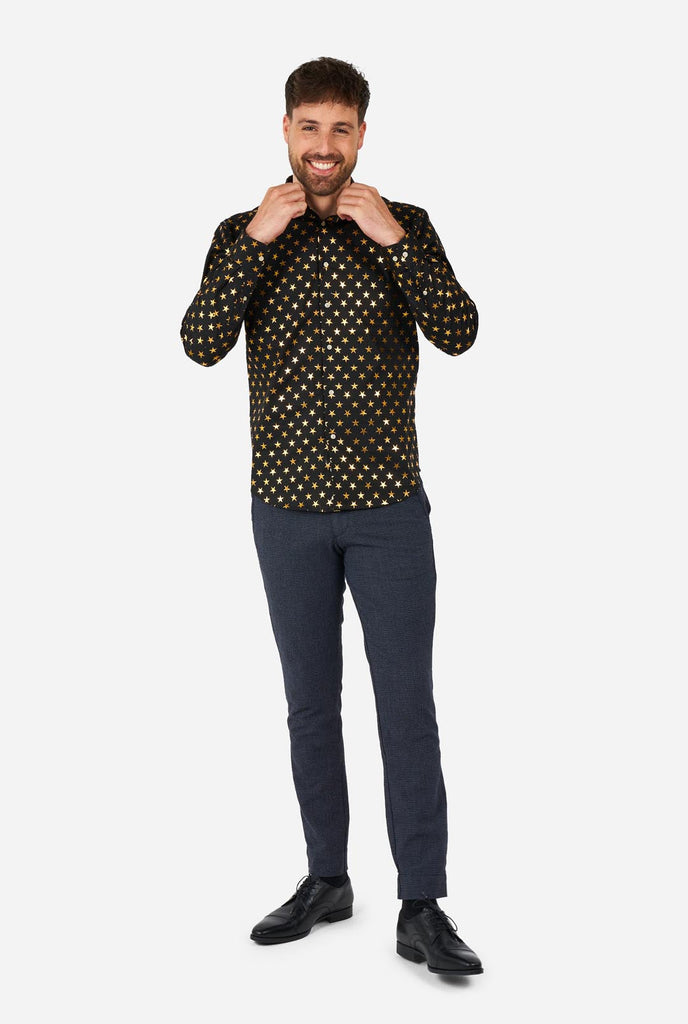 Deze afbeelding toont een stijlvol herenoverhemd van OppoSuits, ontworpen met een zwarte basis versierd met een opvallend gouden sterrenpatroon. Het overhemd heeft een strakke en eigentijdse pasvorm, perfect voor degenen die een vleugje flair aan hun garderobe willen toevoegen. Ideaal voor feestelijke gelegenheden, feestjes of om een ​​gedurfde statement te maken, combineert dit overhemd elegantie met een unieke, speelse twist. Full body image.