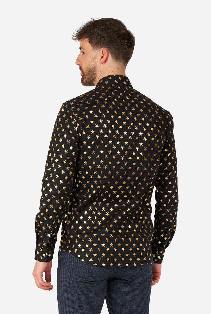 Deze afbeelding toont een stijlvol herenoverhemd van OppoSuits, ontworpen met een zwarte basis versierd met een opvallend gouden sterrenpatroon. Het overhemd heeft een strakke en eigentijdse pasvorm, perfect voor degenen die een vleugje flair aan hun garderobe willen toevoegen. Ideaal voor feestelijke gelegenheden, feestjes of om een ​​gedurfde statement te maken, combineert dit overhemd elegantie met een unieke, speelse twist. Beeld van de achterkant.