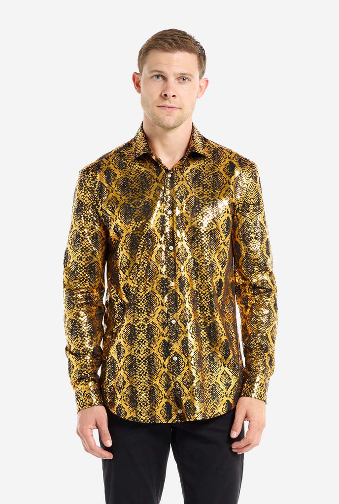 Deze afbeelding toont een herenoverhemd van OppoSuits, met een opvallend goud-zwart slangenprintpatroon. De stof van het overhemd heeft een glanzende afwerking die licht reflecteert, wat zorgt voor een gedurfde, modieuze look die perfect is om een ​​statement te maken. Met een gedetailleerd reptielenpatroon is dit overhemd ideaal voor iedereen die zijn garderobe een edgy stijl wil geven.