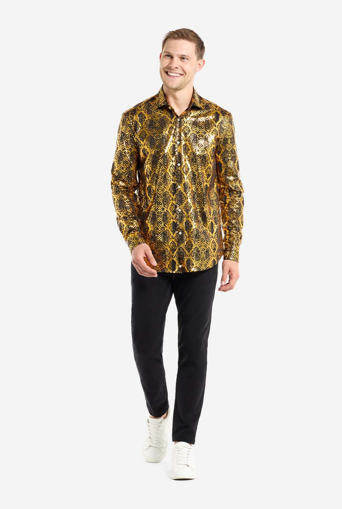 Deze afbeelding toont een herenoverhemd van OppoSuits, met een opvallend goud-zwart slangenprintpatroon. De stof van het overhemd heeft een glanzende afwerking die licht reflecteert, wat zorgt voor een gedurfde, modieuze look die perfect is om een ​​statement te maken. Met een gedetailleerd reptielenpatroon is dit overhemd ideaal voor iedereen die zijn garderobe een edgy stijl wil geven.