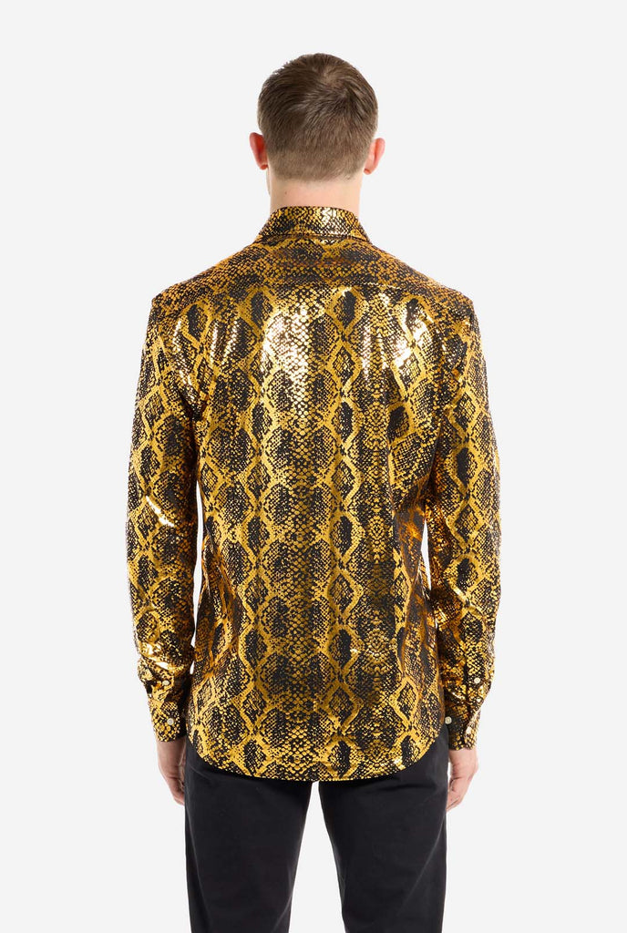 Deze afbeelding toont een herenoverhemd van OppoSuits, met een opvallend goud-zwart slangenprintpatroon. De stof van het overhemd heeft een glanzende afwerking die licht reflecteert, wat zorgt voor een gedurfde, modieuze look die perfect is om een ​​statement te maken. Met een gedetailleerd reptielenpatroon is dit overhemd ideaal voor iedereen die zijn garderobe een edgy stijl wil geven.