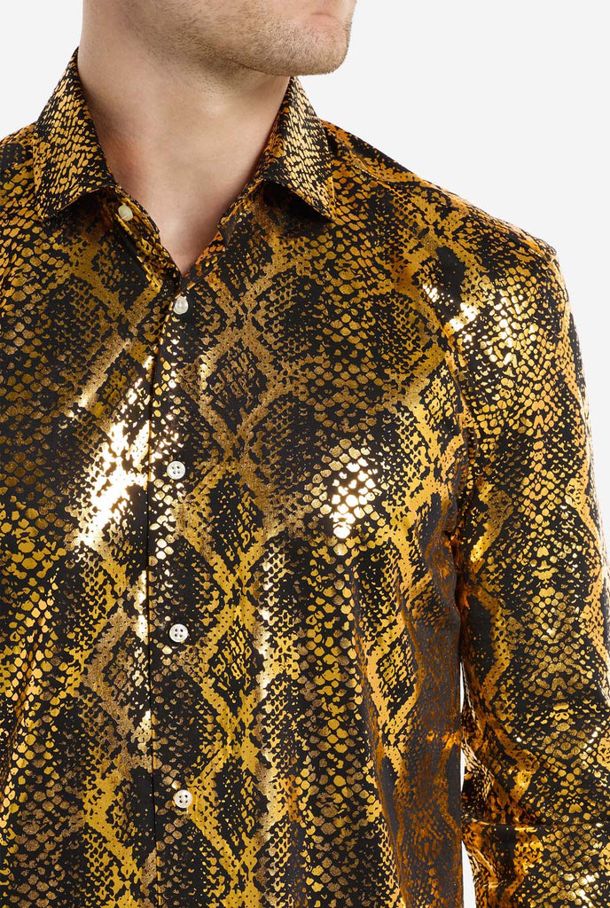 Deze afbeelding toont een herenoverhemd van OppoSuits, met een opvallend goud-zwart slangenprintpatroon. De stof van het overhemd heeft een glanzende afwerking die licht reflecteert, wat zorgt voor een gedurfde, modieuze look die perfect is om een ​​statement te maken. Met een gedetailleerd reptielenpatroon is dit overhemd ideaal voor iedereen die zijn garderobe een edgy stijl wil geven.