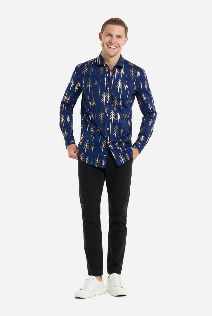 Deze afbeelding toont een herenoverhemd van OppoSuits in een diep marineblauwe kleur met een elegant, metallic gouden boompatroon. Het overhemd heeft een moderne, strakke pasvorm, perfect om een ​​feestelijke of stijlvolle touch aan elke garderobe toe te voegen. De metallic gouden details vangen het licht, waardoor het een opvallende look krijgt die ideaal is voor feestdagen of avondjes uit.