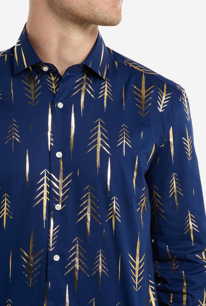 Deze afbeelding toont een herenoverhemd van OppoSuits in een diep marineblauwe kleur met een elegant, metallic gouden boompatroon. Het overhemd heeft een moderne, strakke pasvorm, perfect om een ​​feestelijke of stijlvolle touch aan elke garderobe toe te voegen. De metallic gouden details vangen het licht, waardoor het een opvallende look krijgt die ideaal is voor feestdagen of avondjes uit. Close-up.