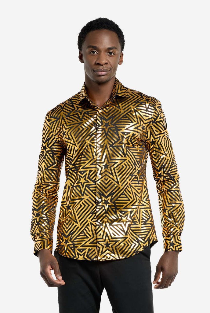 Deze afbeelding toont een herenshirt van OppoSuits met een levendig goud en zwart geometrisch sterrenprintpatroon. Het shirt heeft een reflecterende afwerking die de ingewikkelde ster- en lijnontwerpen benadrukt, wat een dynamische en stijlvolle look creëert. Perfect voor degenen die willen opvallen, dit shirt is zowel gedurfd als modieus, ideaal voor feesten, feestdagen of het nachtleven.