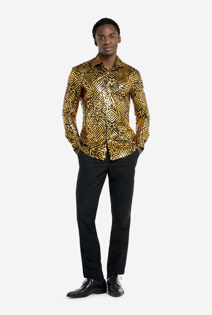 Deze afbeelding toont een herenshirt van OppoSuits met een levendig goud en zwart geometrisch sterrenprintpatroon. Het shirt heeft een reflecterende afwerking die de ingewikkelde ster- en lijnontwerpen benadrukt, wat een dynamische en stijlvolle look creëert. Perfect voor degenen die willen opvallen, dit shirt is zowel gedurfd als modieus, ideaal voor feesten, feestdagen of het nachtleven.