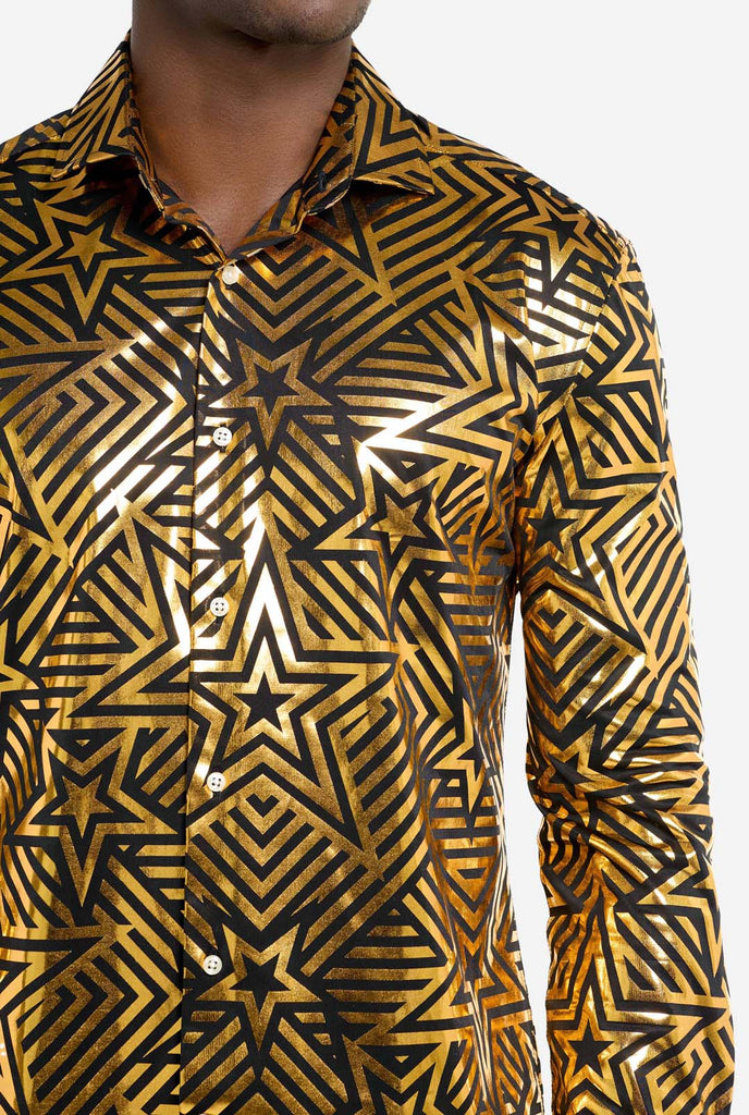 Deze afbeelding toont een herenshirt van OppoSuits met een levendig goud en zwart geometrisch sterrenprintpatroon. Het shirt heeft een reflecterende afwerking die de ingewikkelde ster- en lijnontwerpen benadrukt, wat een dynamische en stijlvolle look creëert. Perfect voor degenen die willen opvallen, dit shirt is zowel gedurfd als modieus, ideaal voor feesten, feestdagen of het nachtleven.