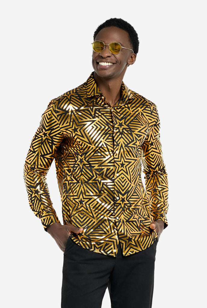 Deze afbeelding toont een herenshirt van OppoSuits met een levendig goud en zwart geometrisch sterrenprintpatroon. Het shirt heeft een reflecterende afwerking die de ingewikkelde ster- en lijnontwerpen benadrukt, wat een dynamische en stijlvolle look creëert. Perfect voor degenen die willen opvallen, dit shirt is zowel gedurfd als modieus, ideaal voor feesten, feestdagen of het nachtleven.