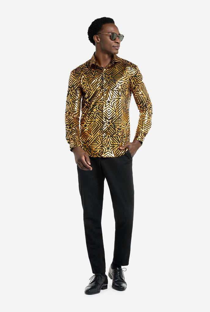 Deze afbeelding toont een herenshirt van OppoSuits met een levendig goud en zwart geometrisch sterrenprintpatroon. Het shirt heeft een reflecterende afwerking die de ingewikkelde ster- en lijnontwerpen benadrukt, wat een dynamische en stijlvolle look creëert. Perfect voor degenen die willen opvallen, dit shirt is zowel gedurfd als modieus, ideaal voor feesten, feestdagen of het nachtleven.