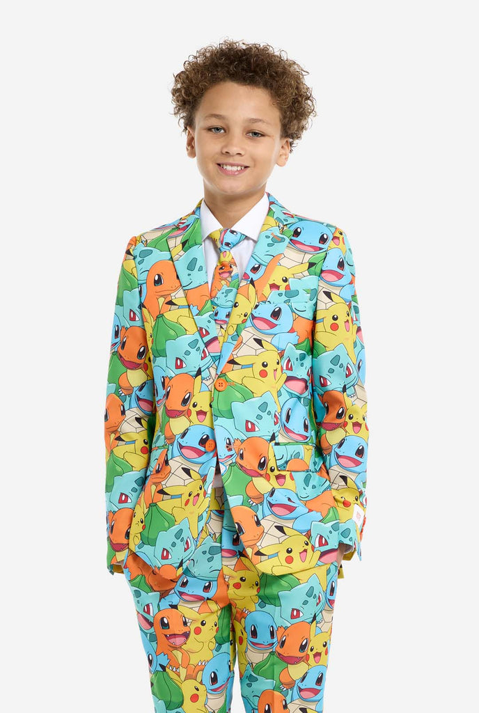 Tiener draagt ​​formeel multi-color pak met all-over Pokemon print. Het pak bevat de personages Pikachu, Bulbasaur, Charmander en Squirtle.