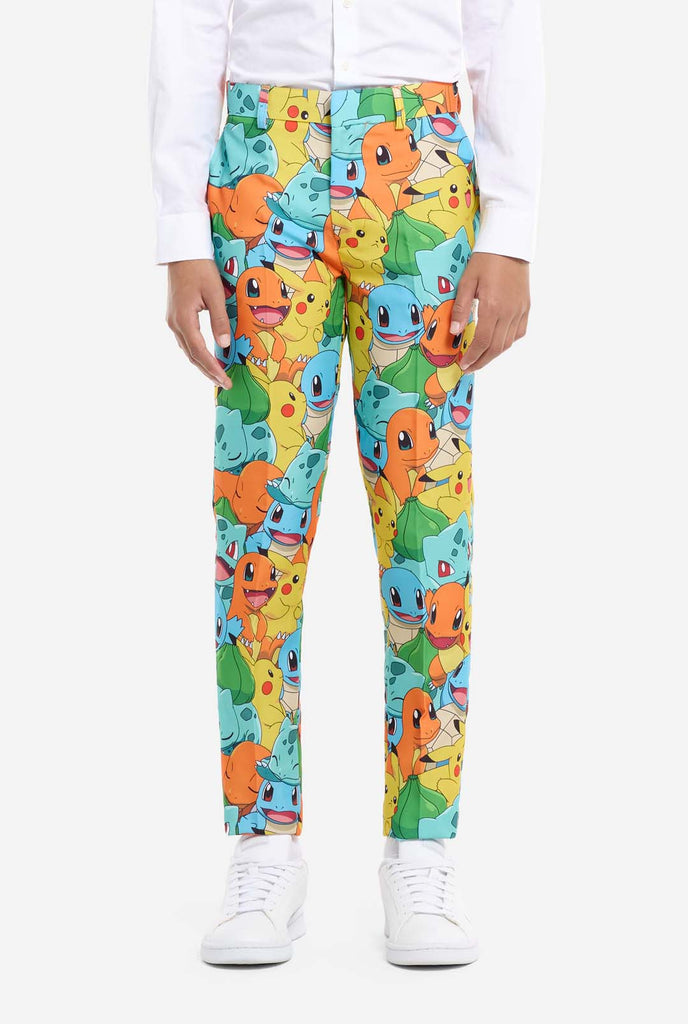 Tiener draagt ​​formeel multi-color pak met all-over Pokemon print. Het pak bevat de personages Pikachu, Bulbasaur, Charmander en Squirtle.