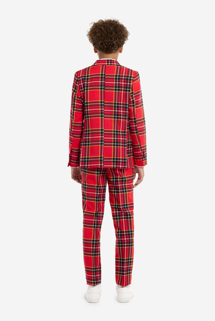 Tiener met een rood tartan kerstpak, beeld van de achterkant.