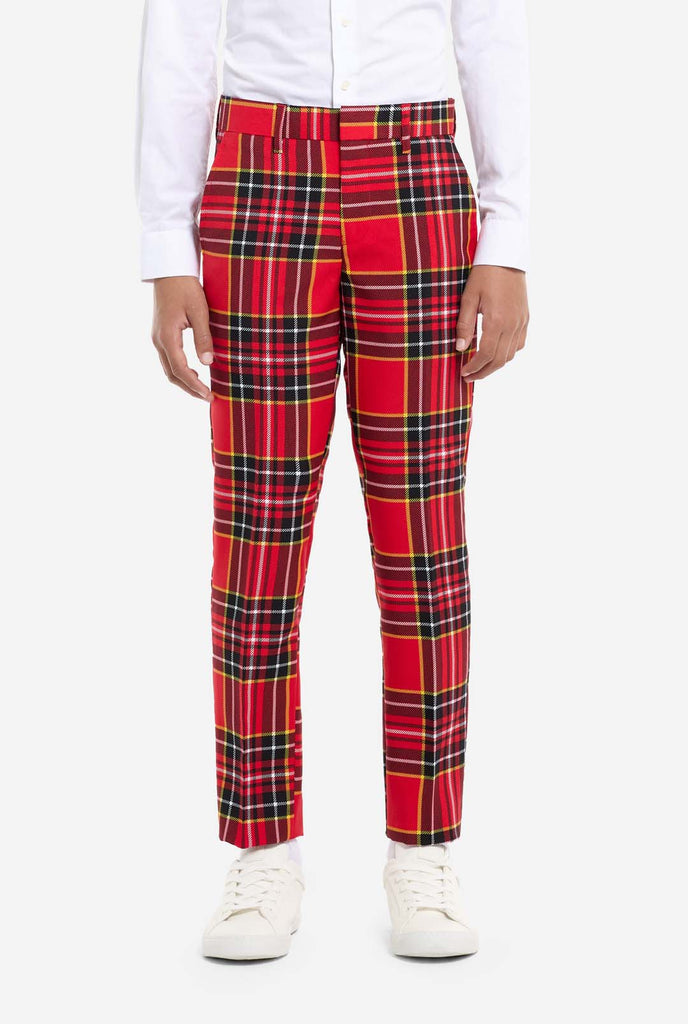 Tiener met een rood tartan kerstpak, close up broek.