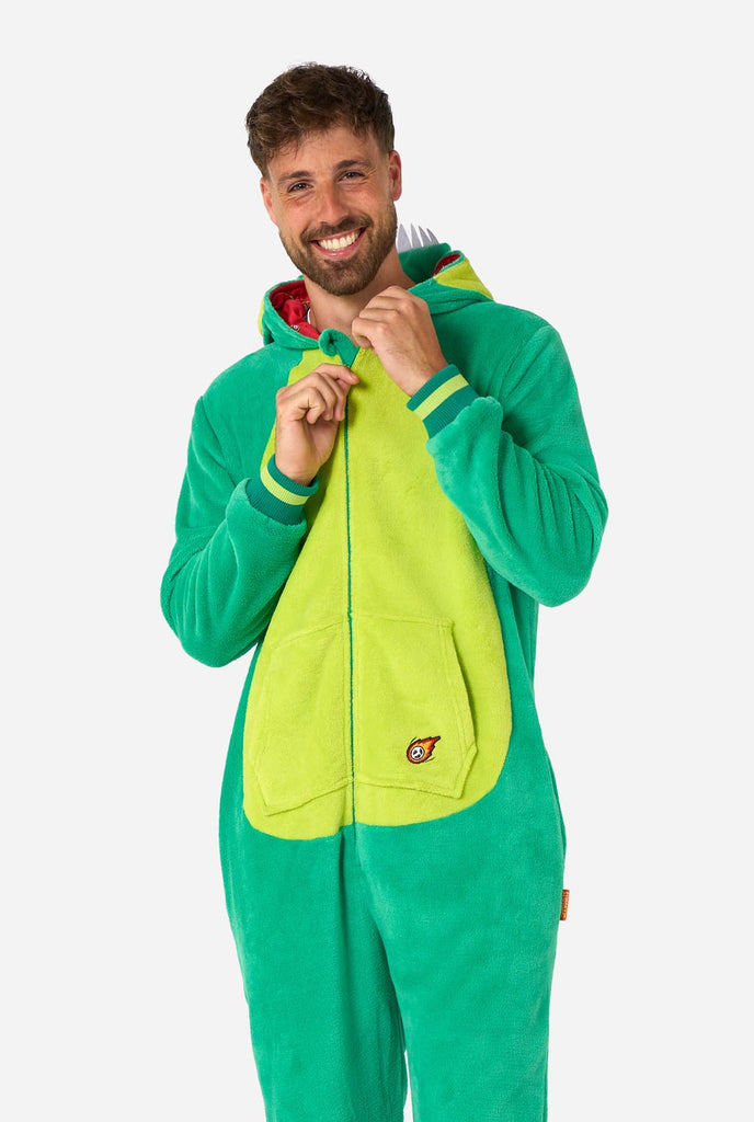 Een man draagt een groene dino onesie, onderdeel van de OppoSuits dieren onesie collectie.