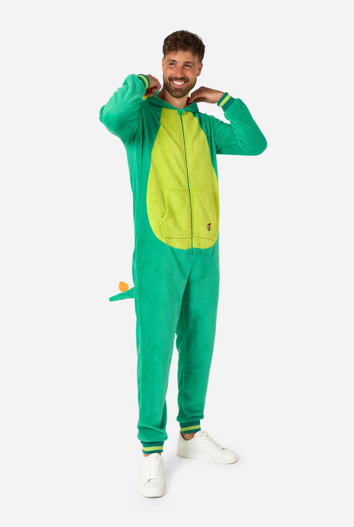 Een man draagt een groene dino onesie, onderdeel van de OppoSuits dieren onesie collectie.