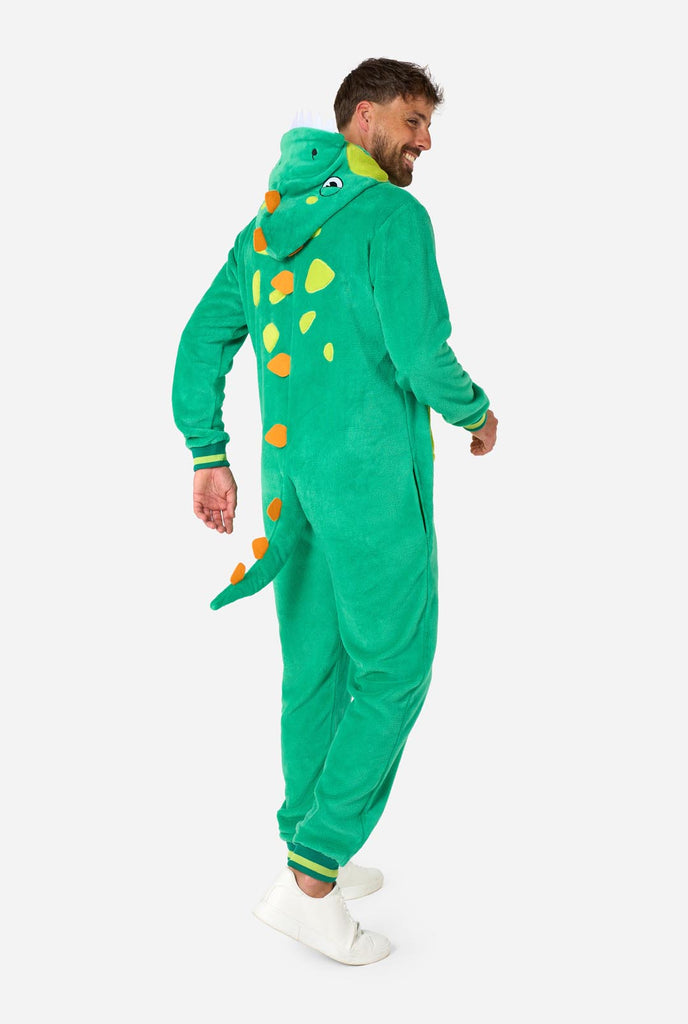 Een man draagt een groene dino onesie, onderdeel van de OppoSuits dieren onesie collectie.