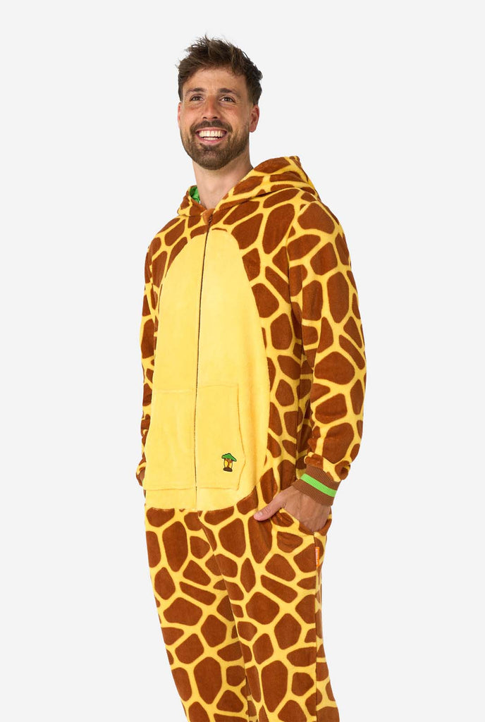 Een man draagt een bruin gele Giraf onesie, onderdeel van de OppoSuits dieren onesie collectie.