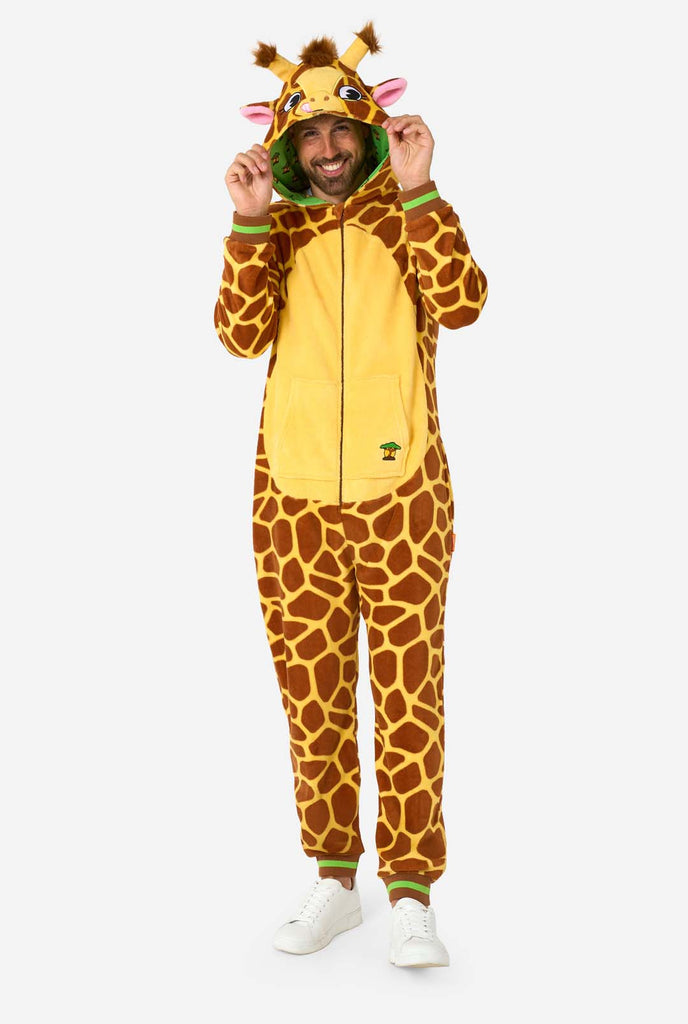 Een man draagt een bruin gele Giraf onesie, onderdeel van de OppoSuits dieren onesie collectie.