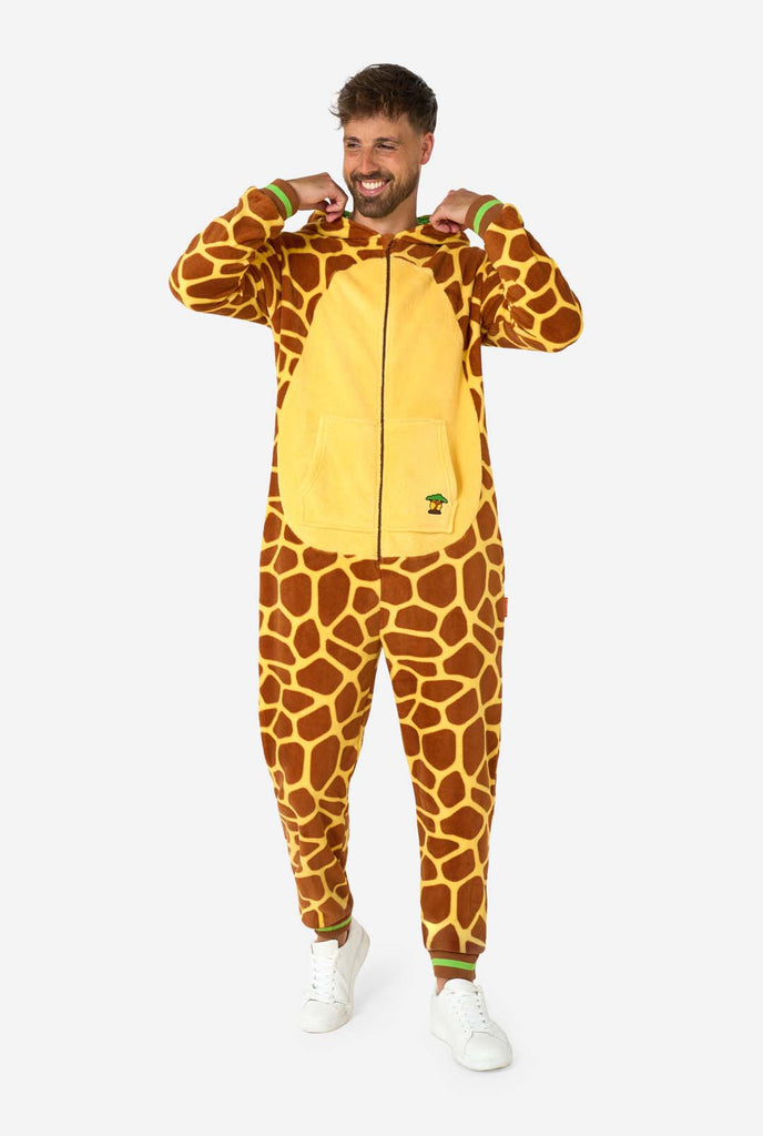 Een man draagt een bruin gele Giraf onesie, onderdeel van de OppoSuits dieren onesie collectie.