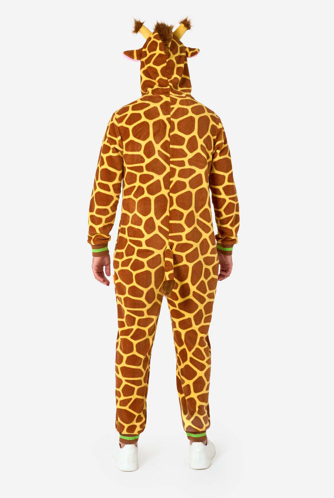 Een man draagt een bruin gele Giraf onesie, onderdeel van de OppoSuits dieren onesie collectie.