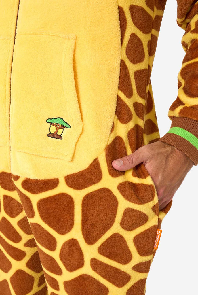 Een man draagt een bruin gele Giraf onesie, onderdeel van de OppoSuits dieren onesie collectie.