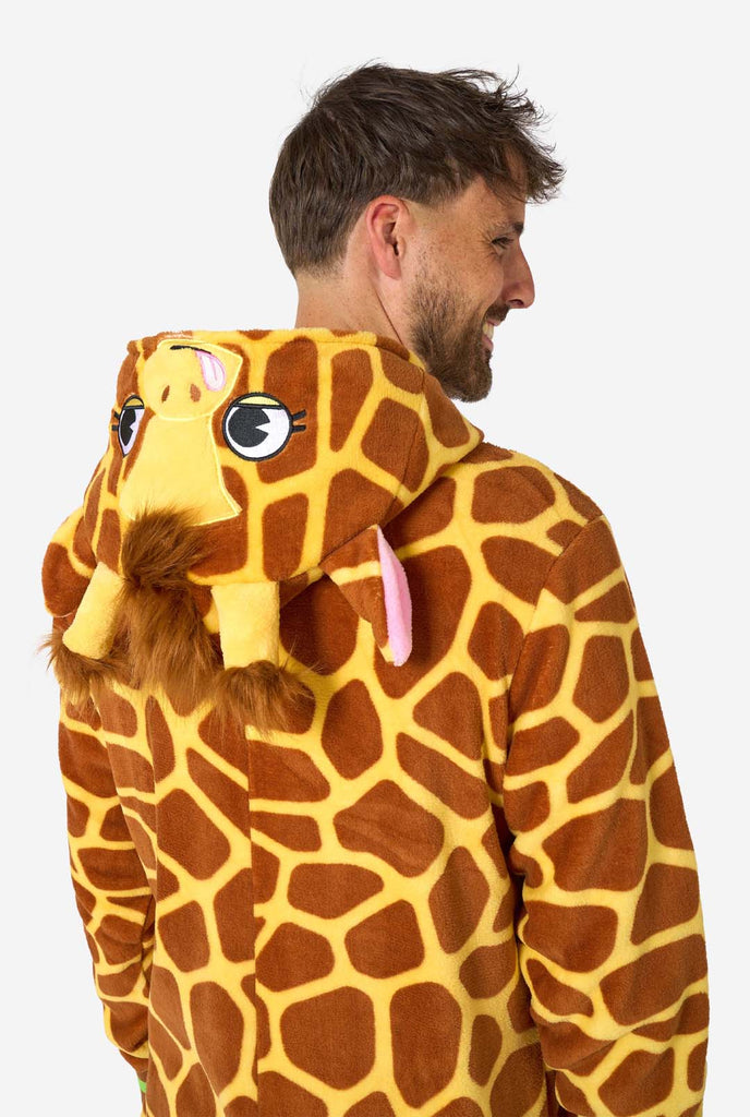 Een man draagt een bruin gele Giraf onesie, onderdeel van de OppoSuits dieren onesie collectie.