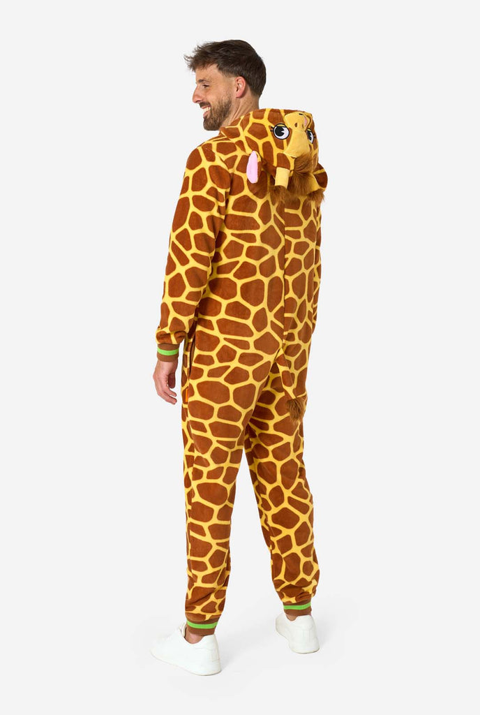 Een man draagt een bruin gele Giraf onesie, onderdeel van de OppoSuits dieren onesie collectie.