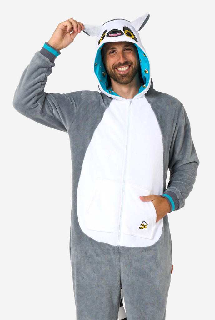 Een man draagt een grijs met witte Lemur onesie, onderdeel van de OppoSuits dieren onesie collectie.