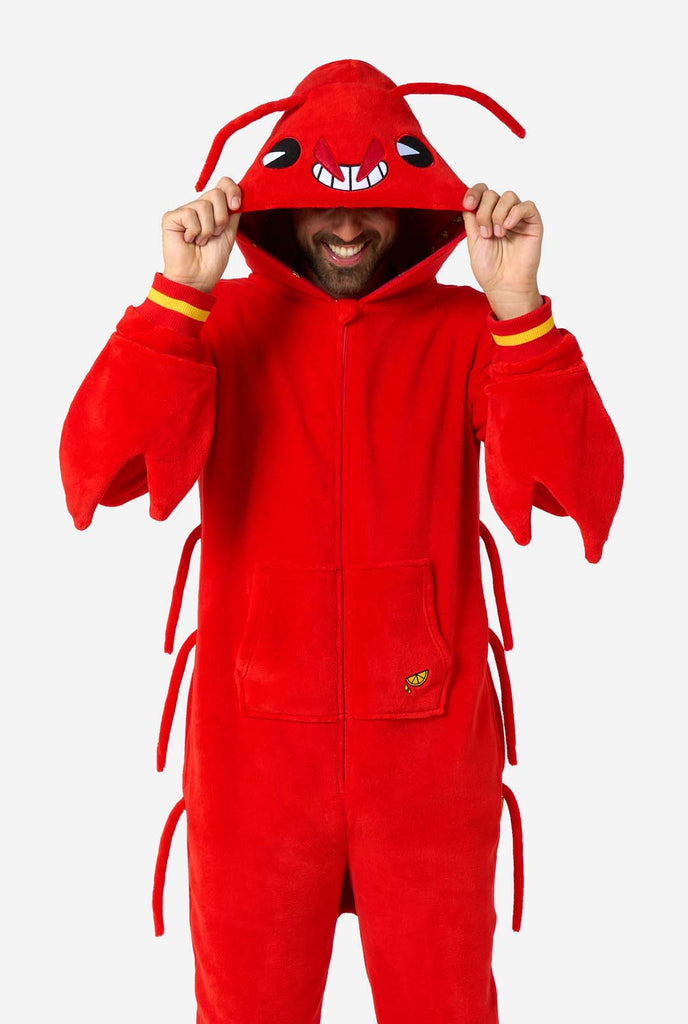 Een man draagt een rode kreeft onesie, onderdeel van de OppoSuits dieren onesie collectie.